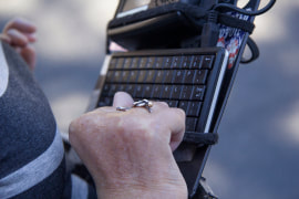 Foto van hand op een verticaal gemonteerd toetsenbord