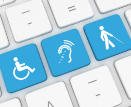 Foto van een stukje van een toetsenbord met 3 toetsen in het blauw waarop volgende symbolen staan: handicap/persoon in een rolwagen, symbool doof of slechthorend, persoon met witte stok