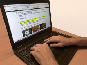 Laptop met voorleessoftware op het scherm